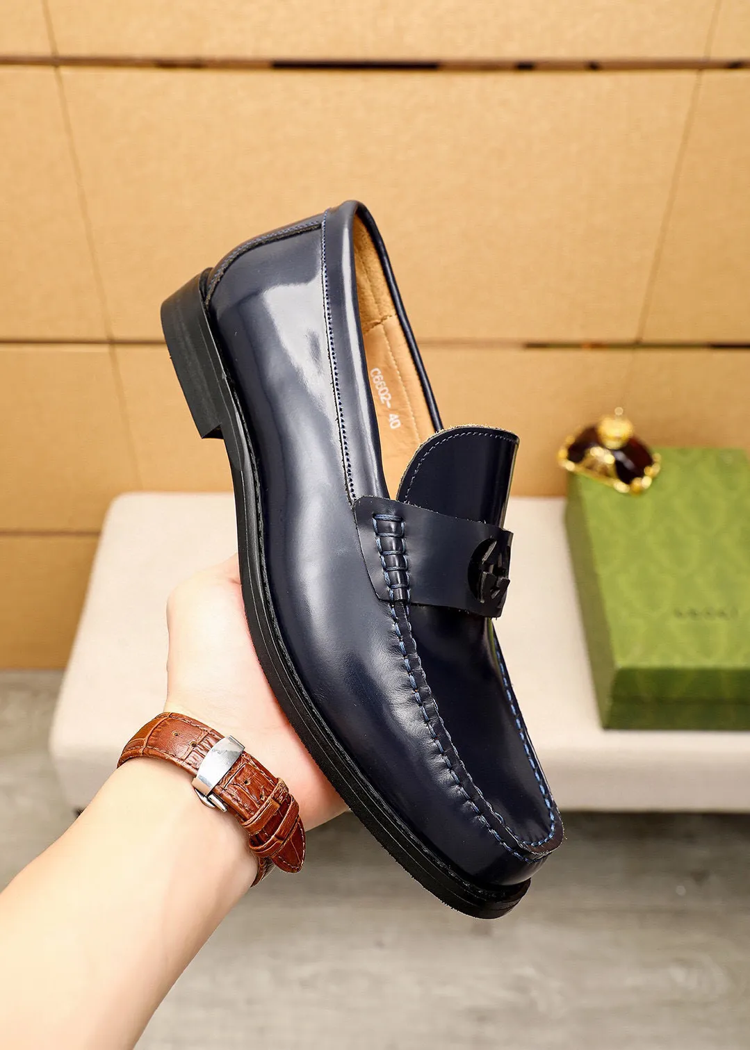 Men's shoes 💰480 💐 Product trademark: GUCCI "Gucci" casual leather shoes Regular size: 38-44 (45🉑️customized) Product materials: Selected imported first-layer open-edge beaded cowhide leather upper + luxury hardware buckle, imported water-dyed cowhide leather lining. Strong three-dimensional visual effect, combined outsole Color: 4⃣️colors available